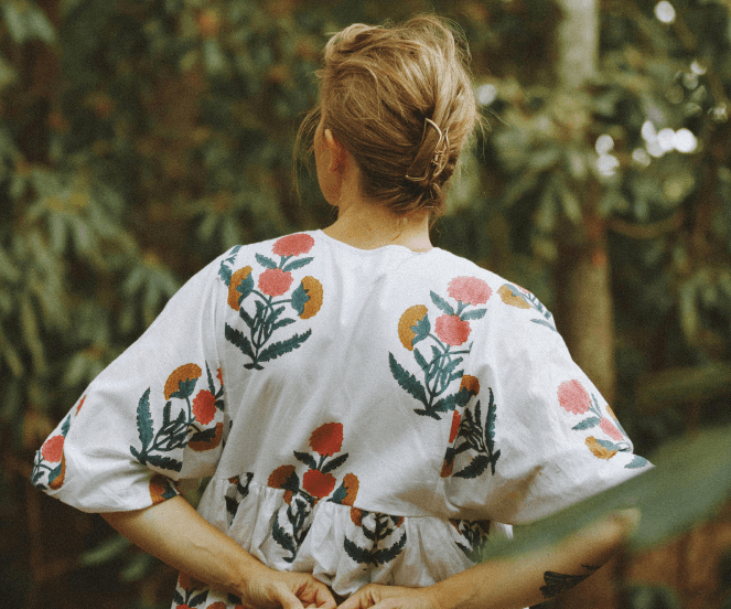 En kvinne som går i naturen