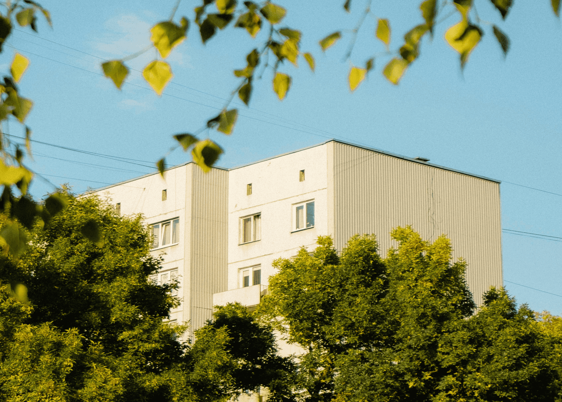 Ett vitt hus med en blå himmel i bakgrunden