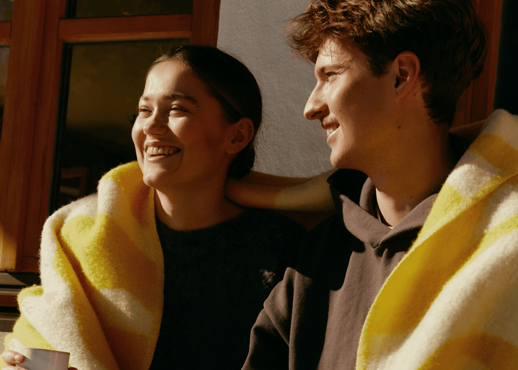 Kvinna som tittar ut genom fönstret