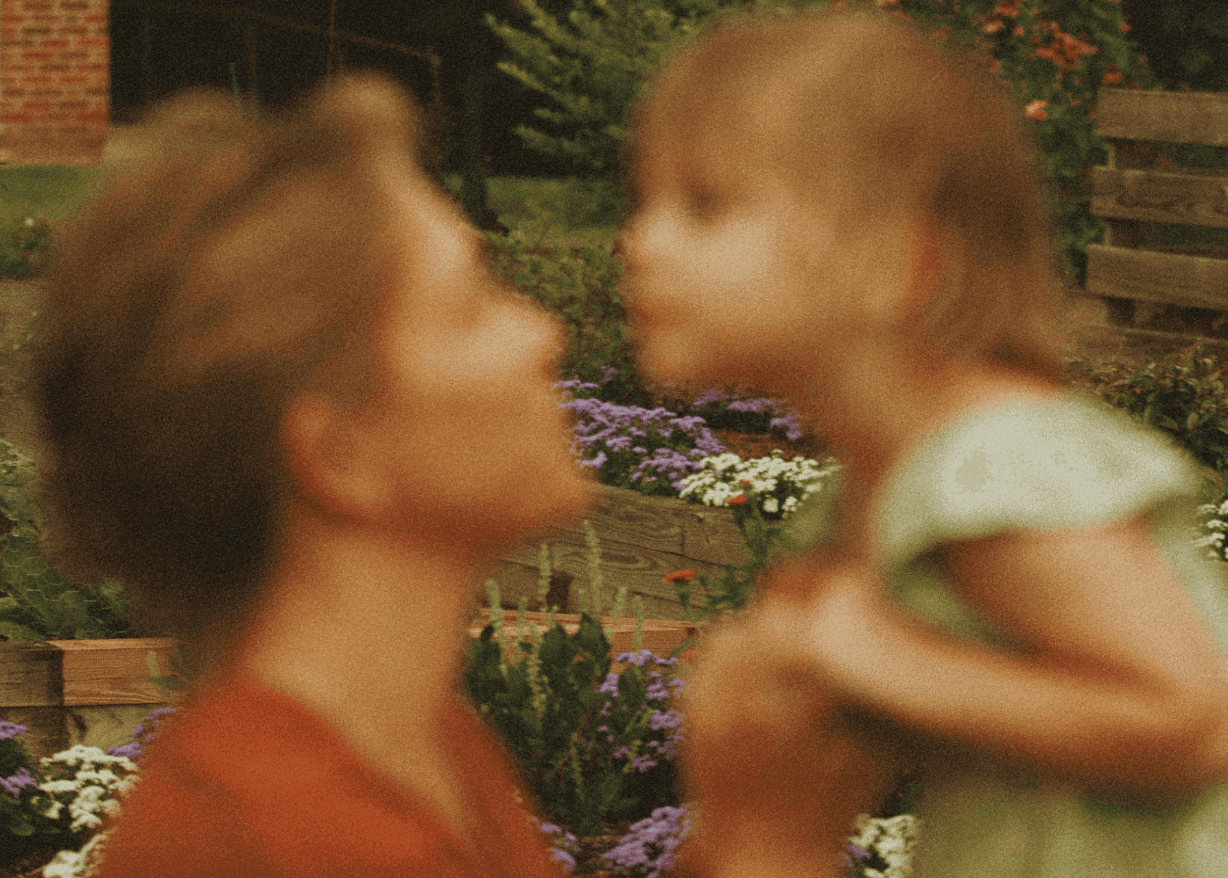 En kvinne som leker med barnet sitt