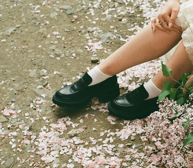 Kvinnoben med blomblad